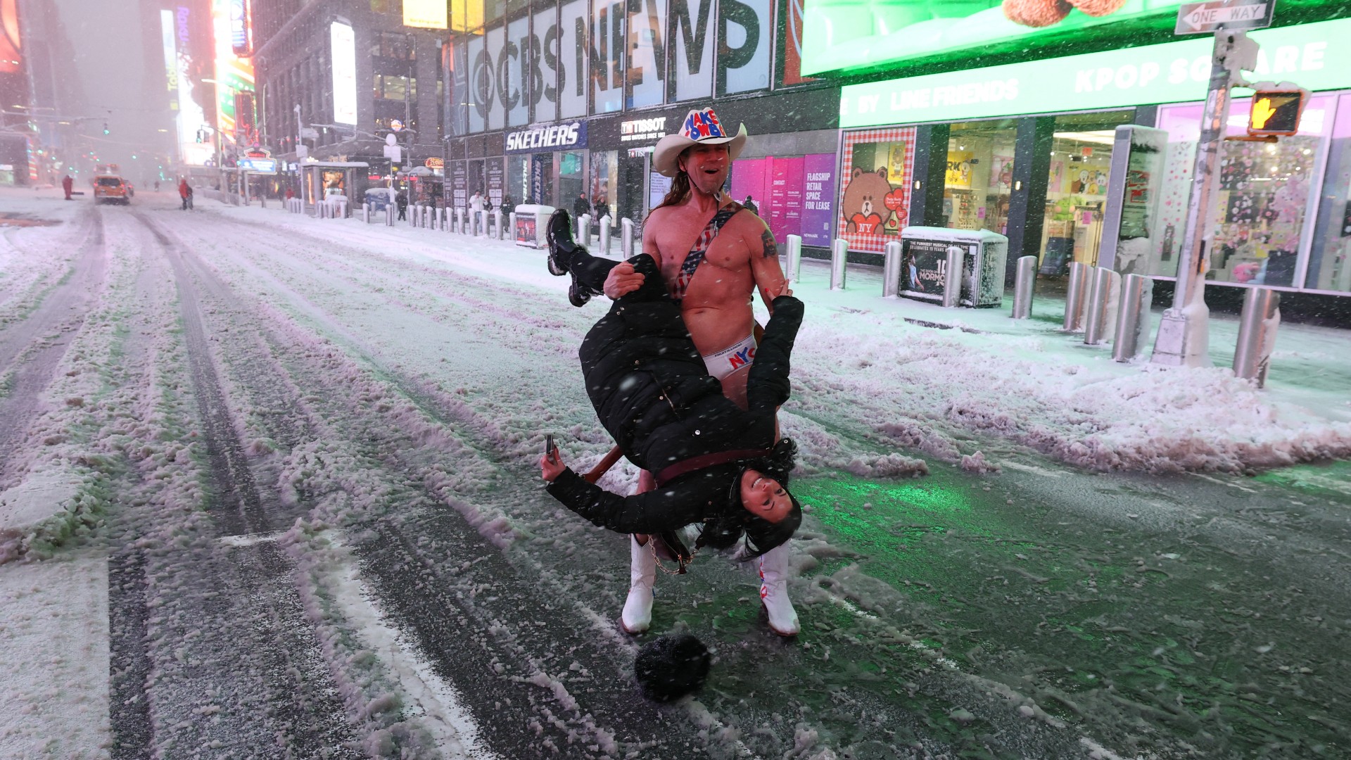 VÍDEO: 'Cowboy Nu', ícone da Times Square, se apresenta de sunga em meio a nevasca histórica em Nova York